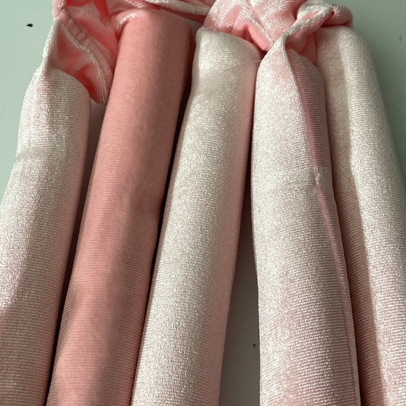 Heatless Curlers for Women and Girls with 4 scrunchies and 2 clips Pink - Picture 3 of 6